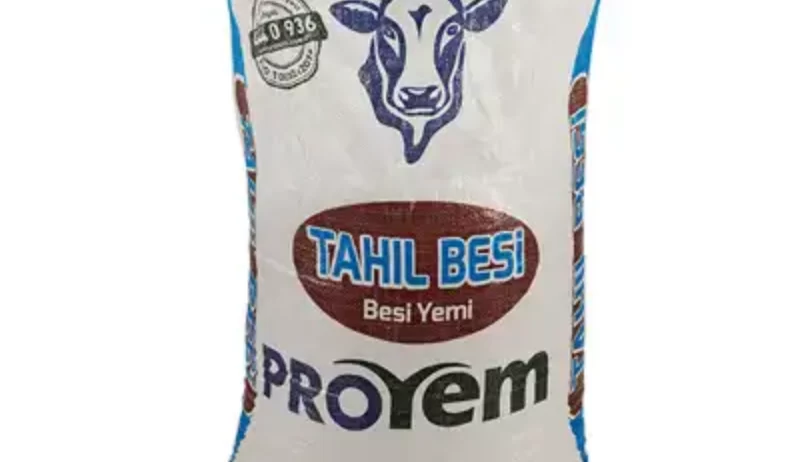 Yüksek miktarda tahıl kullanımını, dengeli protein, mineral ve vitamin içeriği ile tamamlayan konsantre özellikte bir yemdir. TAHIL BESİ YEMİ miktarı tablo 1’deki örnek besleme programında da görüleceği gibi besi başlangıcındaki besi sığırlarına günlük 3 kg verilmelidir. Daha sonra besi süresi boyunca kademeli şekilde azaltılarak besinin sonlarına doğru günlük 2 kg’a düşürülmelidir. Kullanılacak tahıl kırması miktarı ise besi başlangıcında günlük 2 kg olmalıdır. Daha sonra besi sığırının canlı ağırlığına göre arttırılarak besinin sonuna doğru günlük 9 kg’a kadar çıkılmalıdır. FAYDALARI Tahıl kırmalarının protein, vitamin ve mineral eksiklerini giderir. Süratli canlı ağırlık artışı sağlar. Karkas kalitesini ve randımanını iyileştirir.