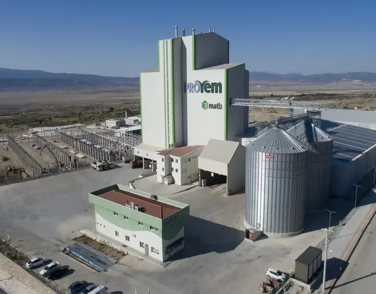 Temeli 3 Mayıs 2017 tarihinde atılan fabrikamız 27.133 metrekare alana kurulu. Burdur yem üretim tesisimiz saatte 120 ton yem üretme kapasitesine sahip.