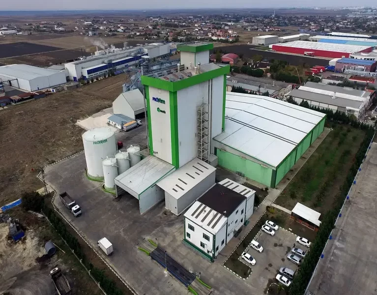 Aralık 2010’da faaliyete geçen Çorlu fabrikamız, 39.063 m² alan üzerine kuruludur. Tesisimizde depolama kapasitesi, iki adet liftli hammadde alım hattı, 1.500 m³ depolama kapasiteli hammadde dikey siloları, 6.000 m² ve 30.000 m³ depolama kapasiteli kapalı yatay depo, 1.500 m³ depolama kapasiteli dikey mamul silolarından oluşmaktadır.