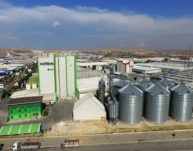 Gaziantep 4. Organize Sanayi Bölgesi’nde 28.500 m² alan üzerinde kurulu tesisimiz 10.000 m² kapalı alana sahiptir.