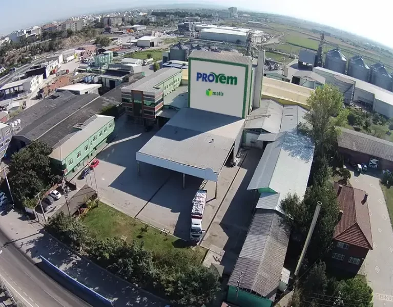 İlk yem üretimine 1988 yılında, saatte 10 ton / pelet kapasite ile başlamıştır. Gelişen ve büyüyen ülke hayvancılığı, yem sektörünün de yeniden yapılanmasını zorunlu kılmıştır.