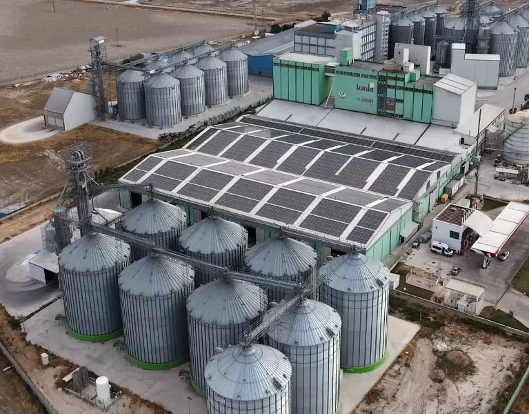 Daha önce faaliyet gösteren saatte 5 ton/ saat toz yem kapasiteli fabrika devralınarak; yapılan elektrik ve mekanik yenilemelerle 2006 yılında 20 ton/ saat üretim kapasitesiyle çalışmaya başlamıştır. 2007 yılında yapılan yatırımla da kapasitesi 67.5 ton/ saat arttırılan fabrika yem üretimine devam etmektedir.