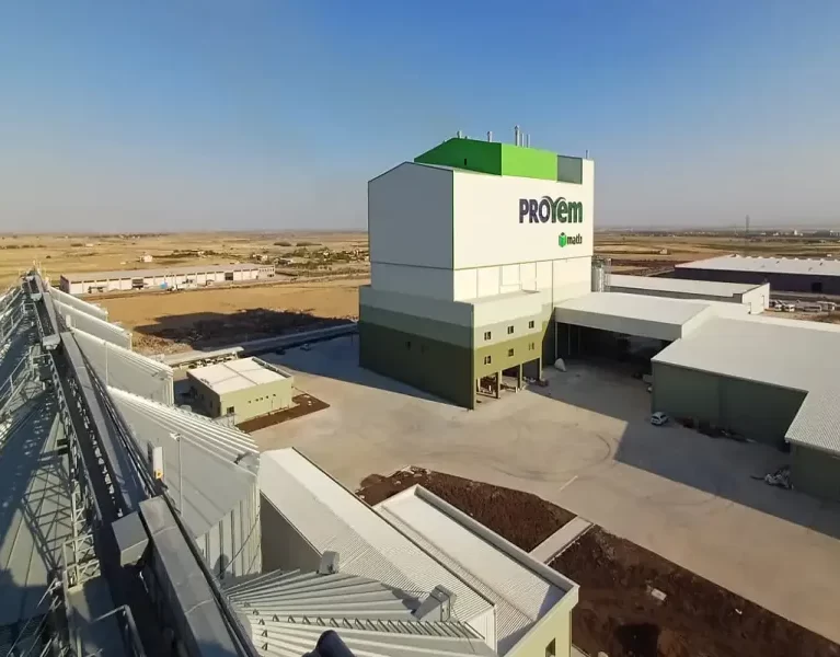 Günlük 120 ton/saat kapasiteyle üretim yapan Proyem Diyarbakır Fabrikası, teknolojik alt yapısı ve ürün kalitesiyle yem üretiminde Avrupa ve Orta Doğu’daki en büyük tesisler arasında yer alıyor.